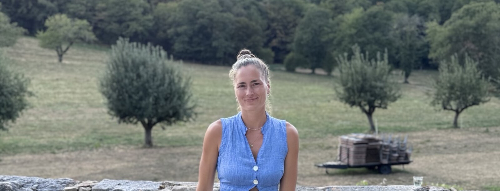 Sarah-Lena in einer grünen Landschaft